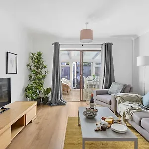 Chandlers Walk Modern Comfy Family In Holiday home Exeter
